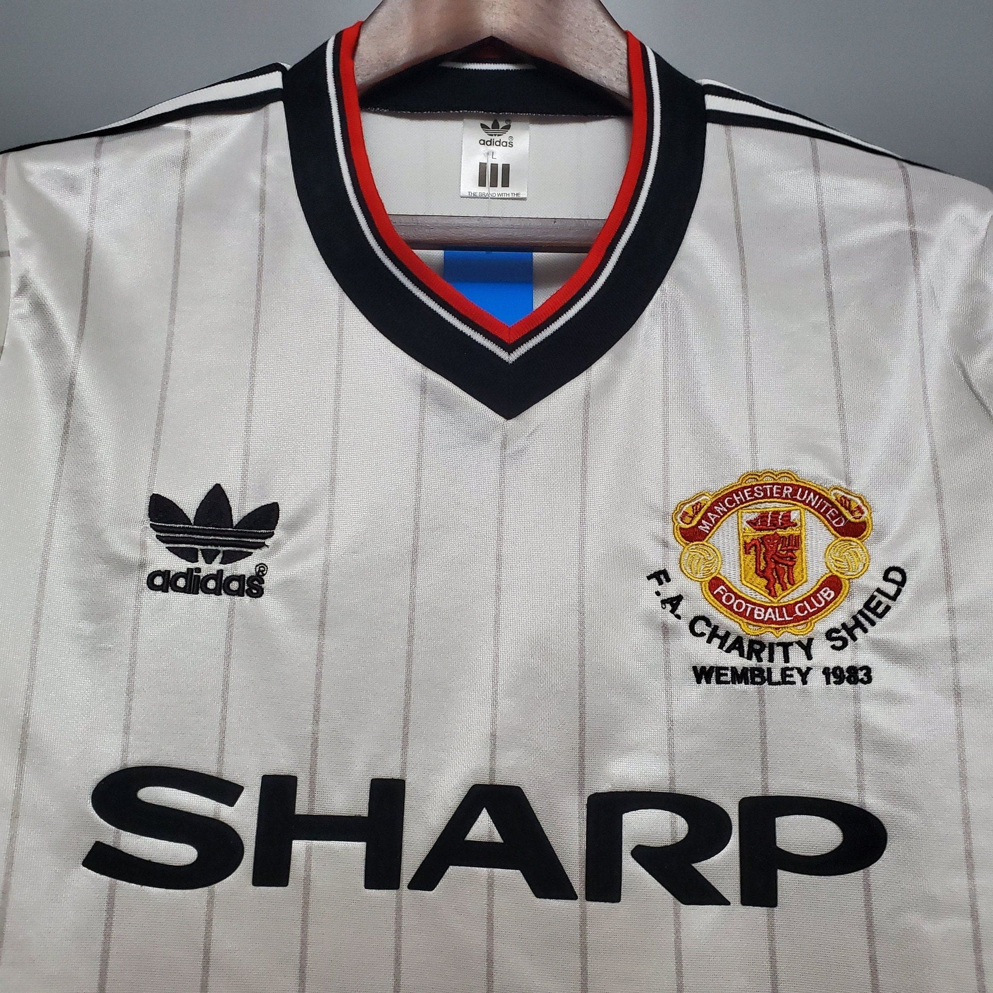 MANCHESTER UNITED 1983 Away kit - Image 5