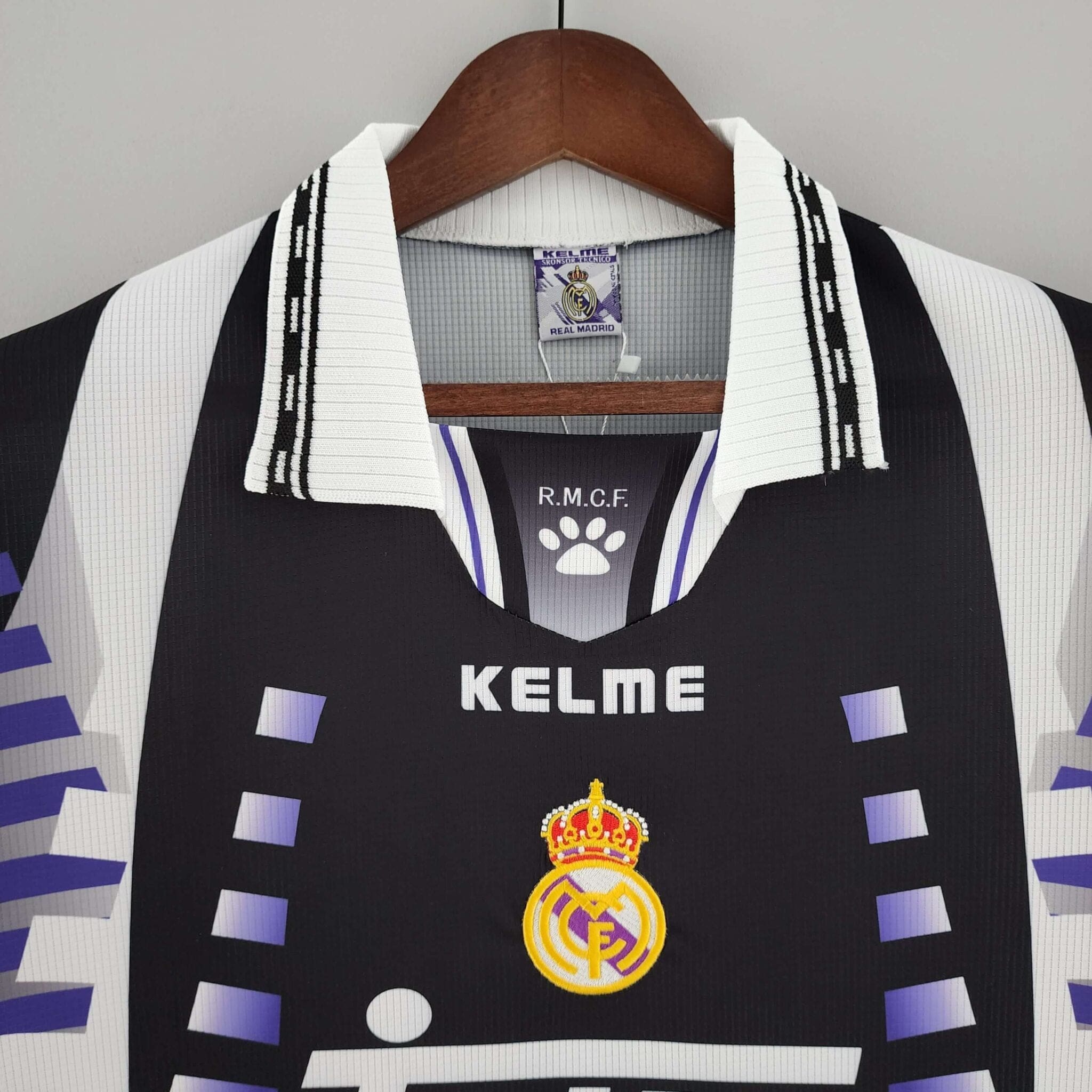 Real Madrid 1997/1998 Third away Kit - Image 3