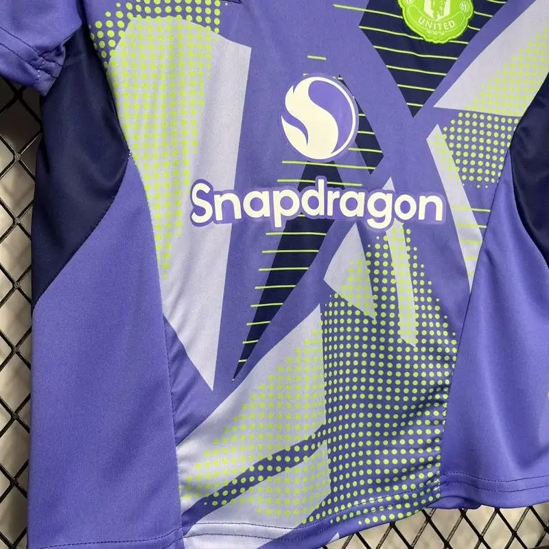 Manchester United 24/25 Home Goalkeeper Kit - Kids - Image 2