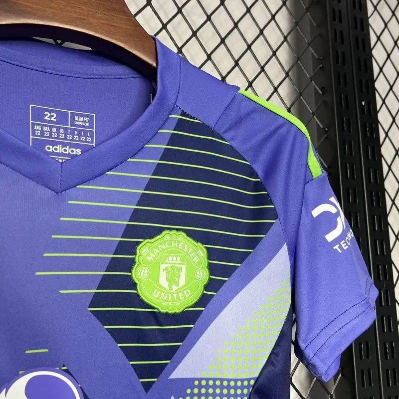 Manchester United 24/25 Home Goalkeeper Kit - Kids - Image 4