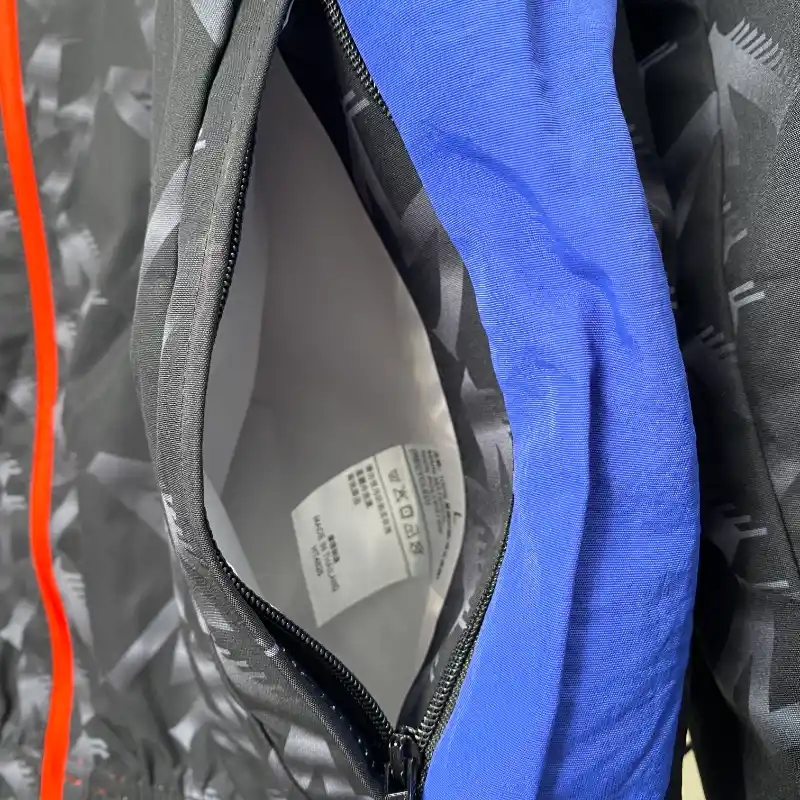 Manchester United 2024/25 Windbreaker Reversible - Red & Grey - Image 10