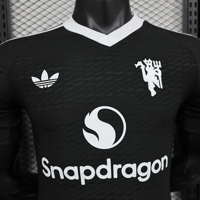Manchester United 2024/25 Black Goalkeeper – Player Version - Image 2
