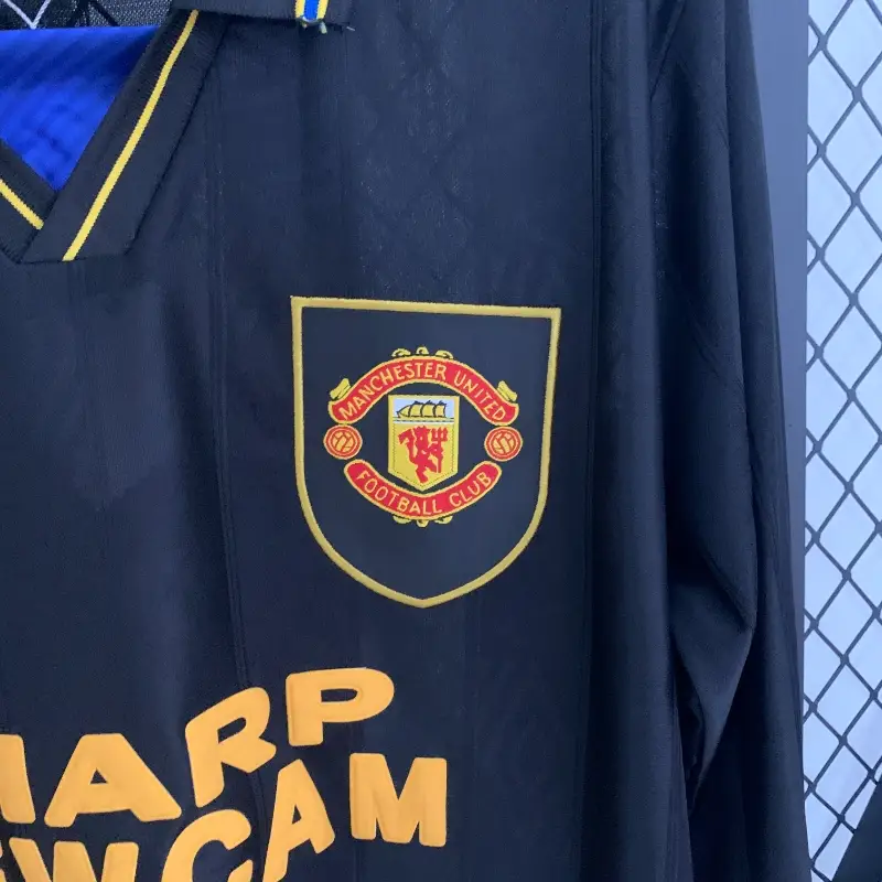 Manchester United 1993/1994 Away Kit – Long Sleeve - Image 4