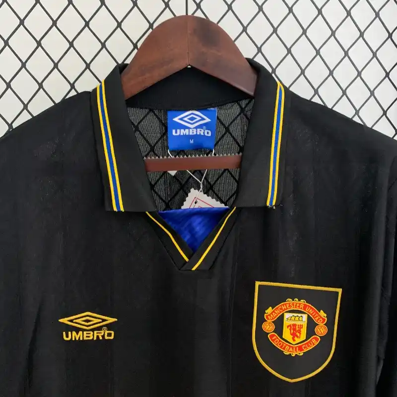 Manchester United 1993/1994 Away Kit – Long Sleeve - Image 2