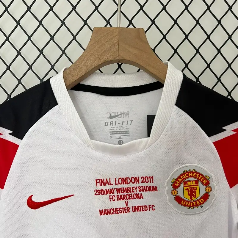 Manchester United 2010-2011 Away Kit – Kids - Image 6