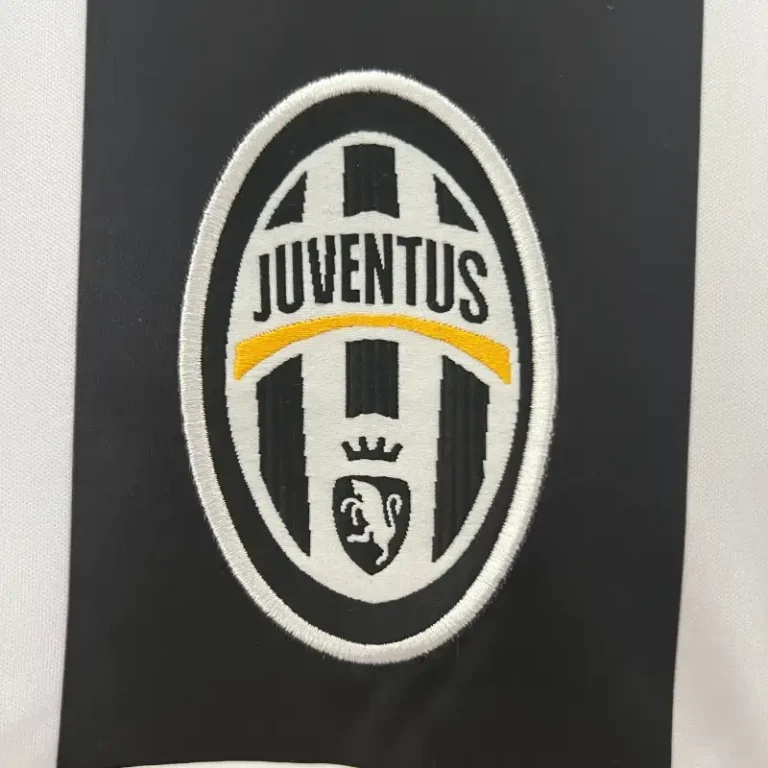 Juventus 2004-05 – Home kit - Image 2