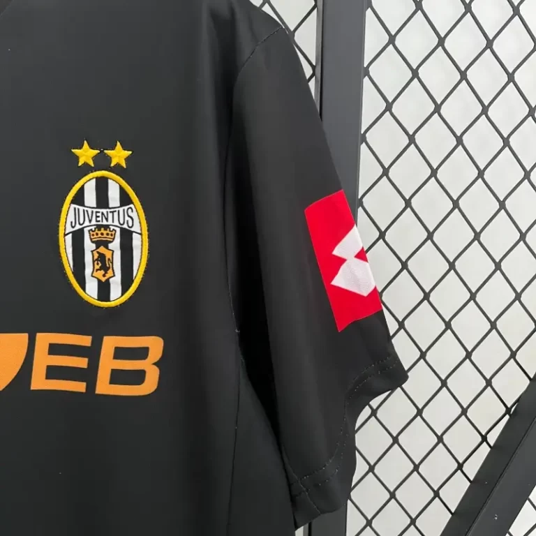 Juventus 2001-02 Away kit - Image 4